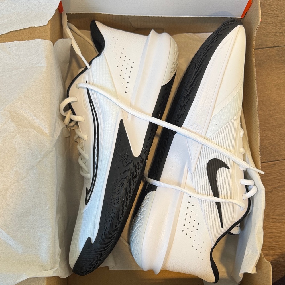 Nike Men's Black and White Athletic Shoes